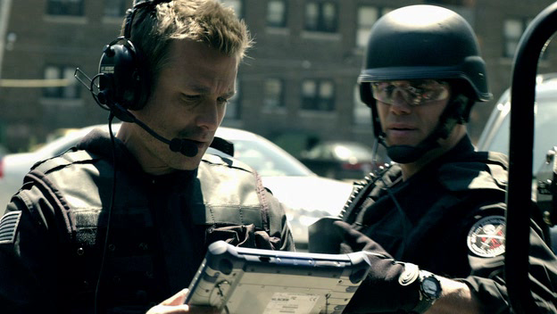 Огненный swat. S.W.A.T.: Огненная буря фильм 2011. SWAT Огненная буря 2011. Гэбриел Махт Огненная буря. Сват Огненная буря фильм.